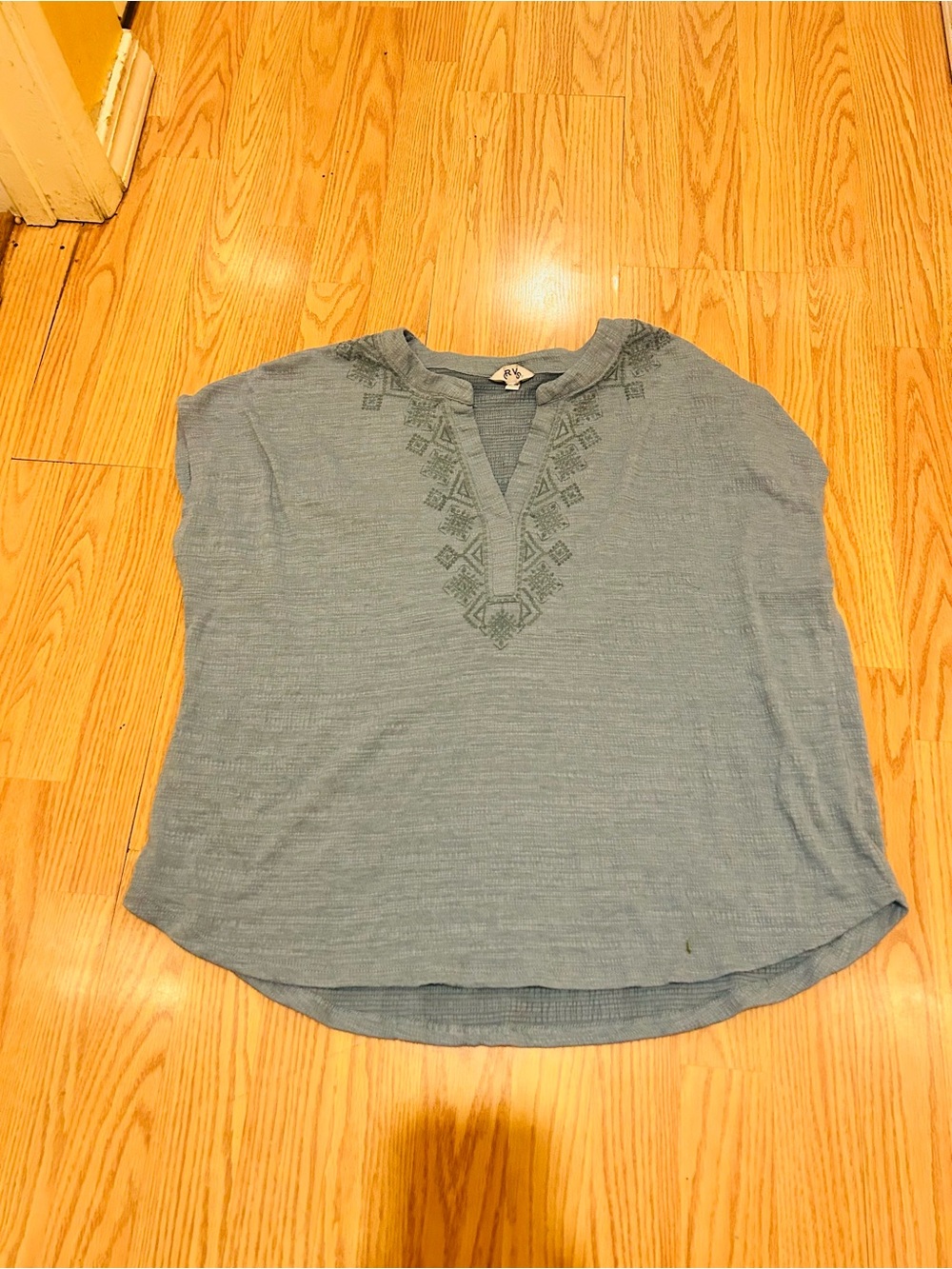Orvis Light Blue Embroidered V-Neck Women's Top sz XL